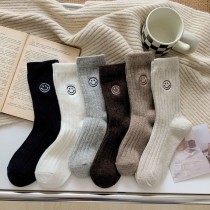 免運！溫馨暖冬笑臉刺繡中筒羊毛襪(一組6色)